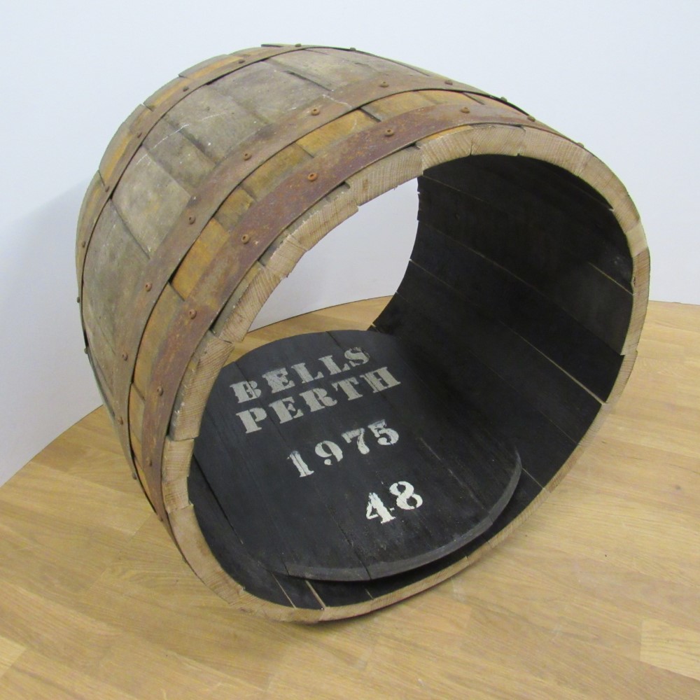 Cask Bar - Die Mitte eines originalen Whiskyfasses mit einem originalem ...