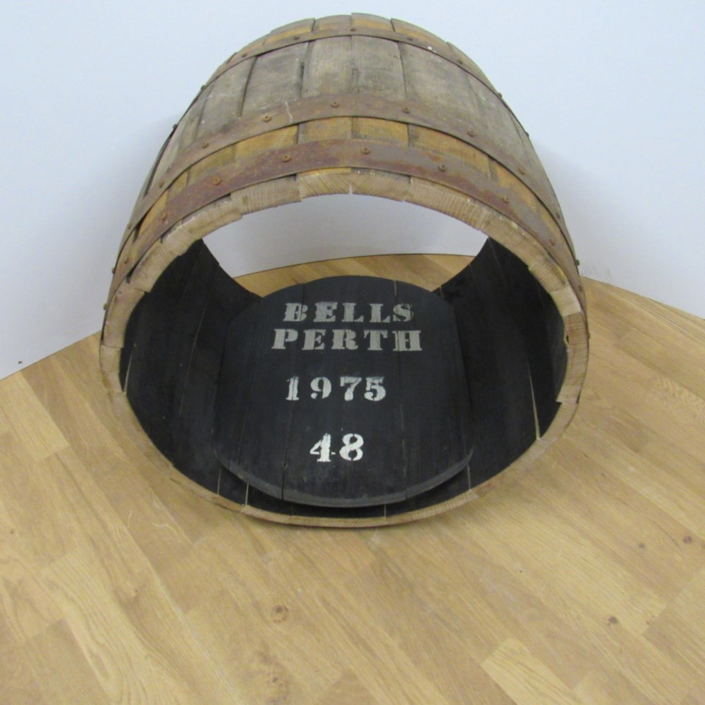 Cask Bar - Die Mitte eines originalen Whiskyfasses mit einem originalem ...